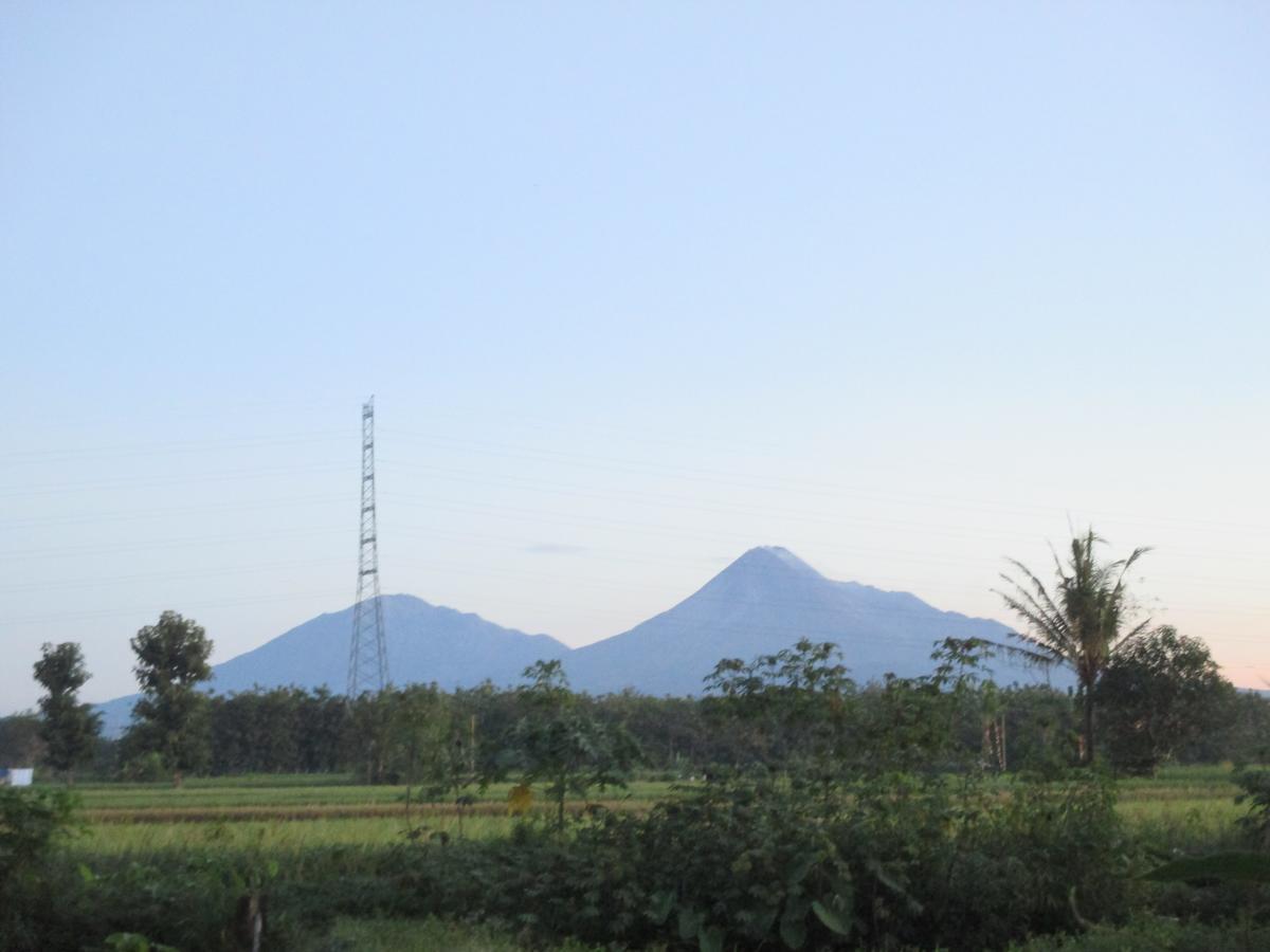 Rumah Ukhi Guest House Cebongan Exterior foto
